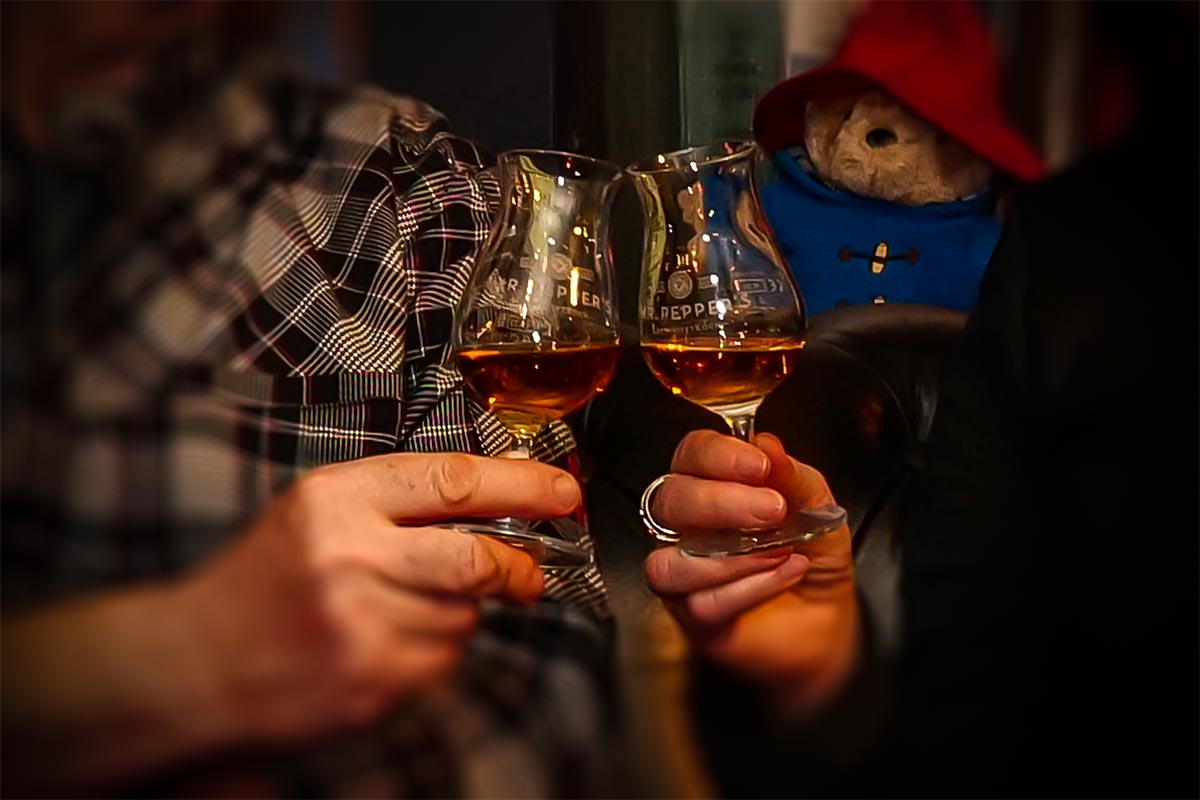 Anstoßen mit Whisky, Freunde Abend bei Mr. Peppers Whisky Restaurant